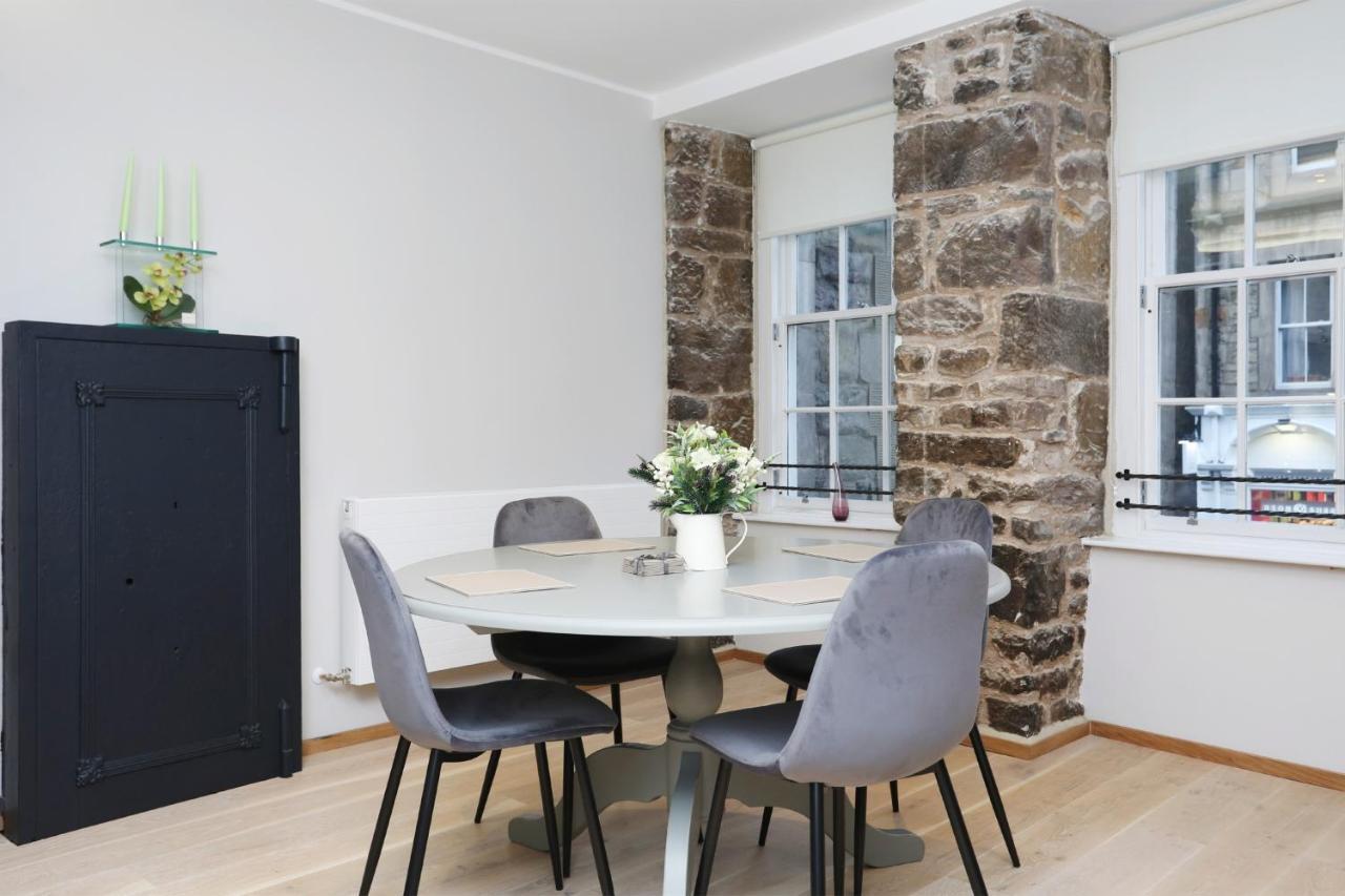 Joivy Refurbished Home On The Royal Mile Единбург Екстериор снимка